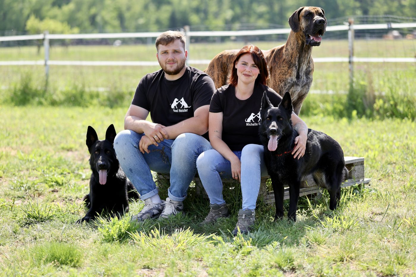 Michelle und Noel Heisler mit ihren Hunden